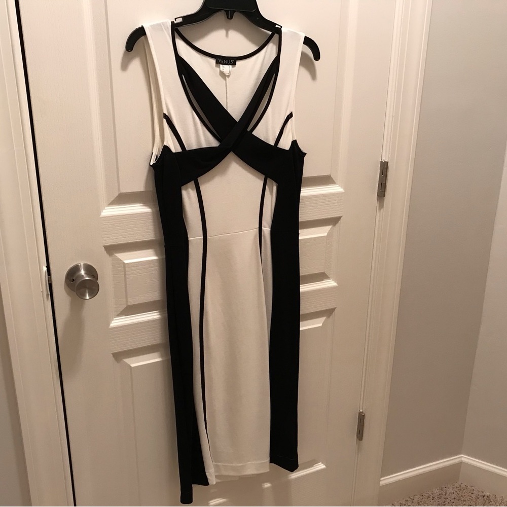 Venus white & black dress. Size 8. NWOT.